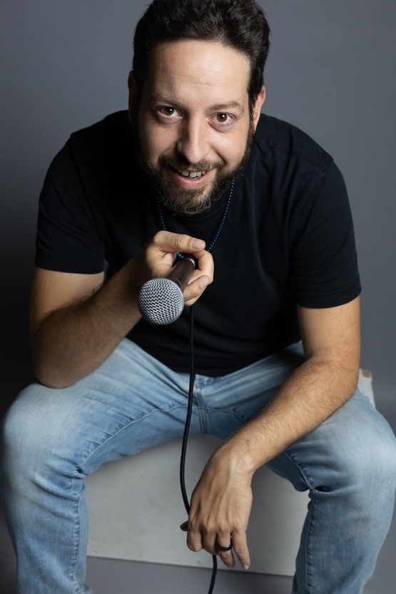 תמונת מופע: אוהד מימרן במופע סטנד אפ